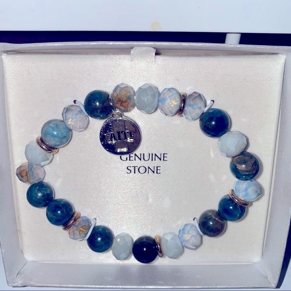 Jewelry - Women’s beaded stone stretch bracelet NWT